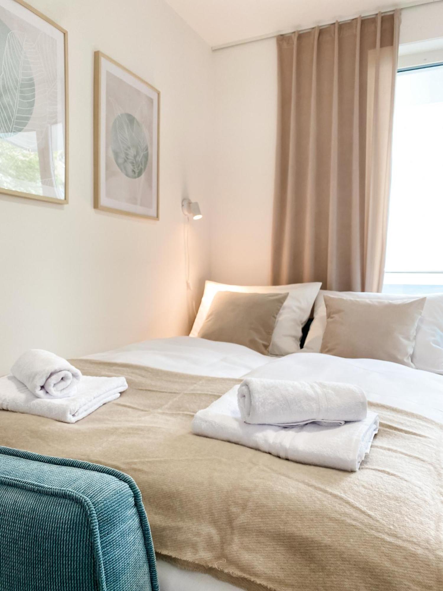 Zwei Apartments Fuer Bis Zu 8 Personen Zentral, Modern, Mit Terrasse & Balkon บีเลอเฟล์ด ภายนอก รูปภาพ